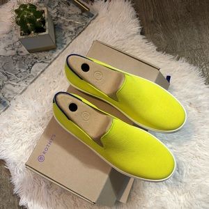 rothys electric lemon